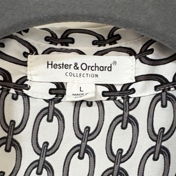 Elegant Monochrome Women's Button Down Shirt - Picture 4 of 8